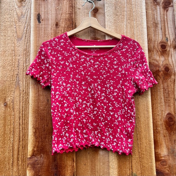 Hollister Y2K Red and White Floral Cropped Baby Tee 🌿 - Picture 3 of 10